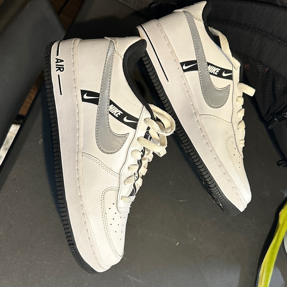 Nike Men's White and Black Air Sneakers